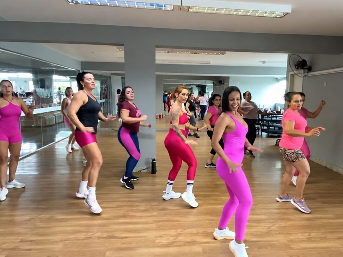 Alunas participando de uma aula coletiva de dança na BRfit