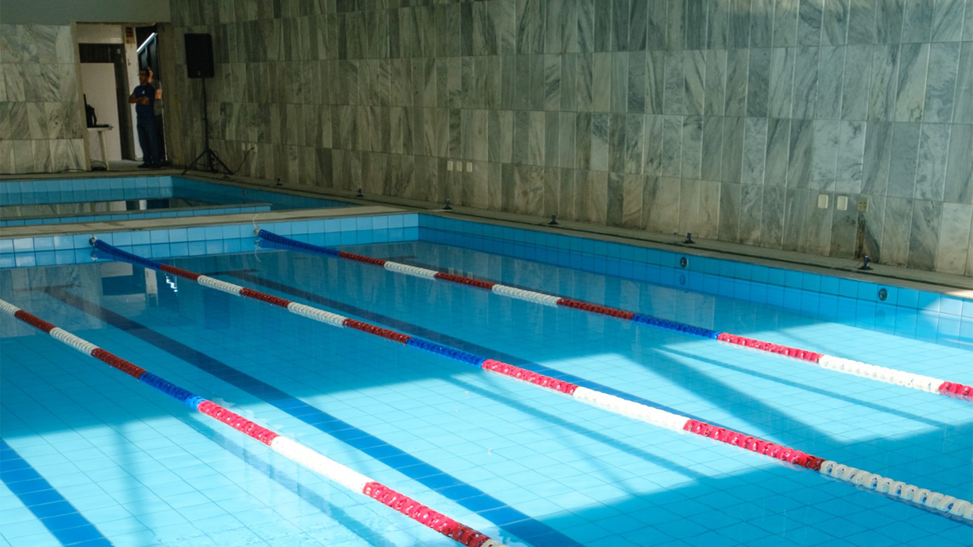 Piscina coberta da Aqualita BRfit com raias para natação